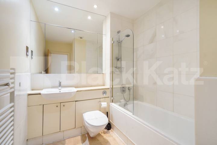 Boasting over 1350 Sq.Ft. of living and entertaining space Marcia Road, London Bridge